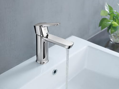 Delta Modern Chrome Bathroom Faucet 1 Hole, Single Hole Bathroom Sink Faucet for Vanity, Push-Pop Drain Assembly, Chrome 581LF-GPM-PP - color: Chrome